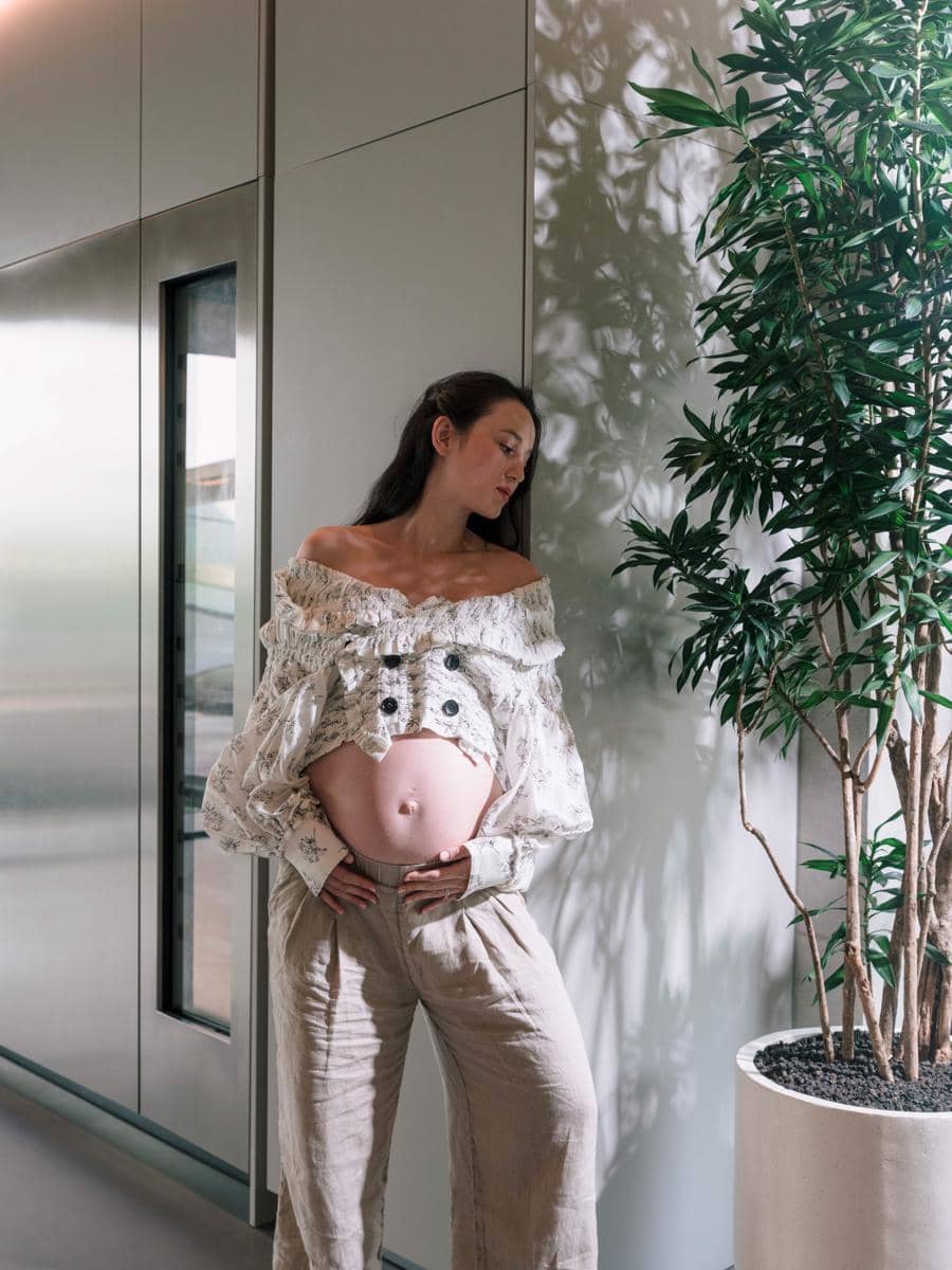 Julie Estelle berpose dalam sesi foto maternity kehamilan keduanya dengan latar bernuansa alami dan pencahayaan lembut.