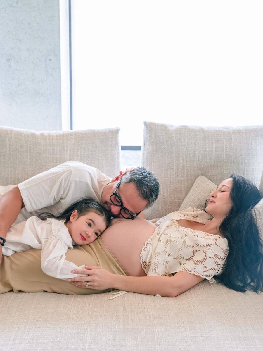 Julie Estelle berpose dalam sesi foto maternity sambil menampilkan perut kehamilan keduanya di unggahan Instagram.