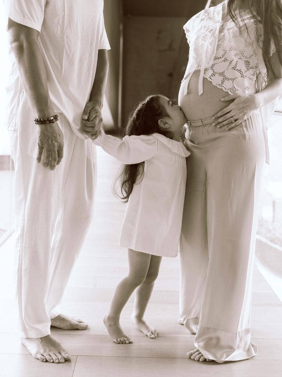 Julie Estelle berpose dalam sesi foto maternity untuk mengabadikan kehamilan keduanya dengan nuansa elegan.