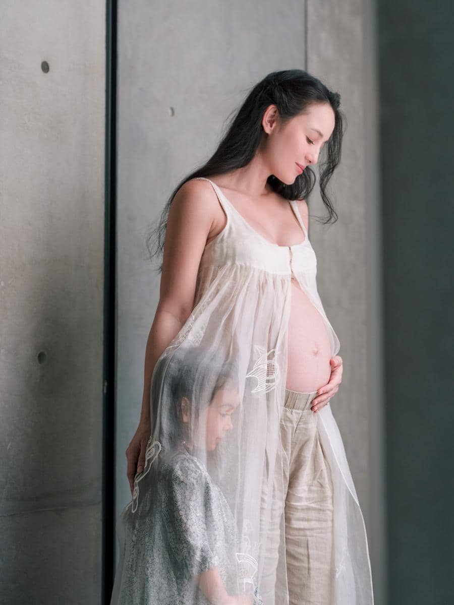 Julie Estelle berpose dalam sesi foto maternity untuk merayakan kehamilan keduanya yang tengah dijalani.