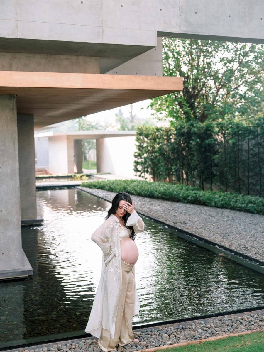Julie Estelle menjalani sesi foto maternity untuk kehamilan keduanya, seperti dibagikan melalui akun Instagram @julstelle.
