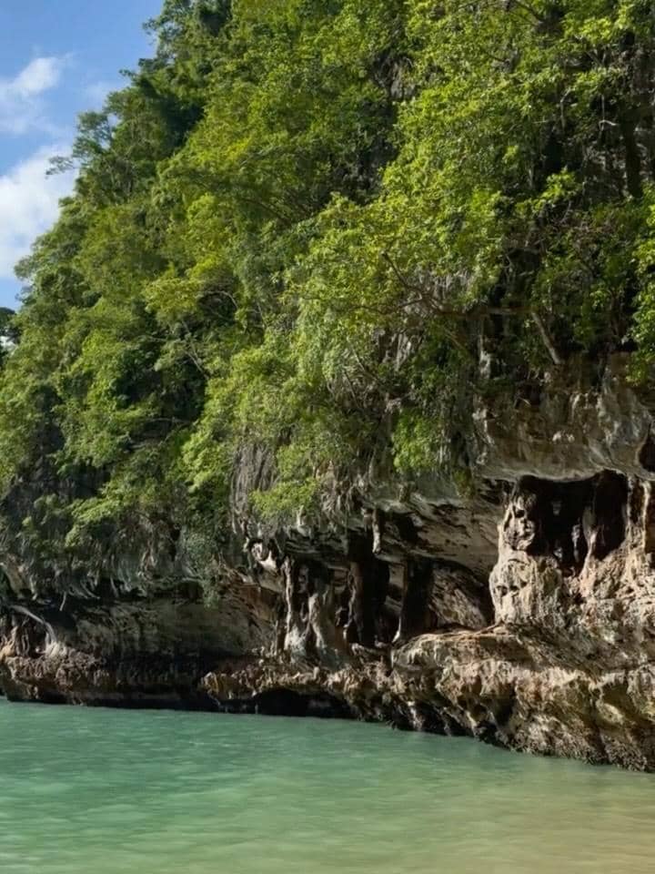Pamela Bowie dan suami liburan di Ao Phang Nga National Park