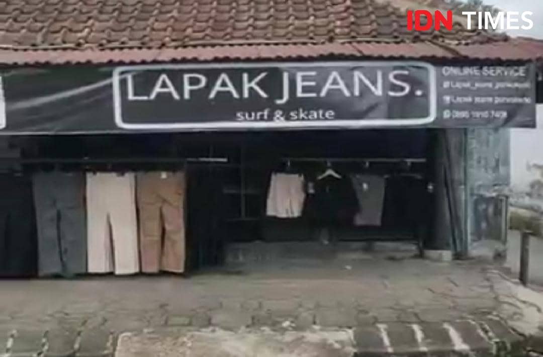 Lapak jeans milik Adit dengan koleksi model mengikuti tren yang menjadi buruan mahasiswa sejak 2017.