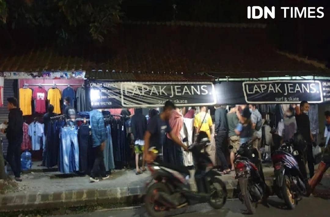 Pembeli memadati lapak jeans milik Adit yang ramai pada suasana jelang malam, Kamis, 27 Agustus 2026.