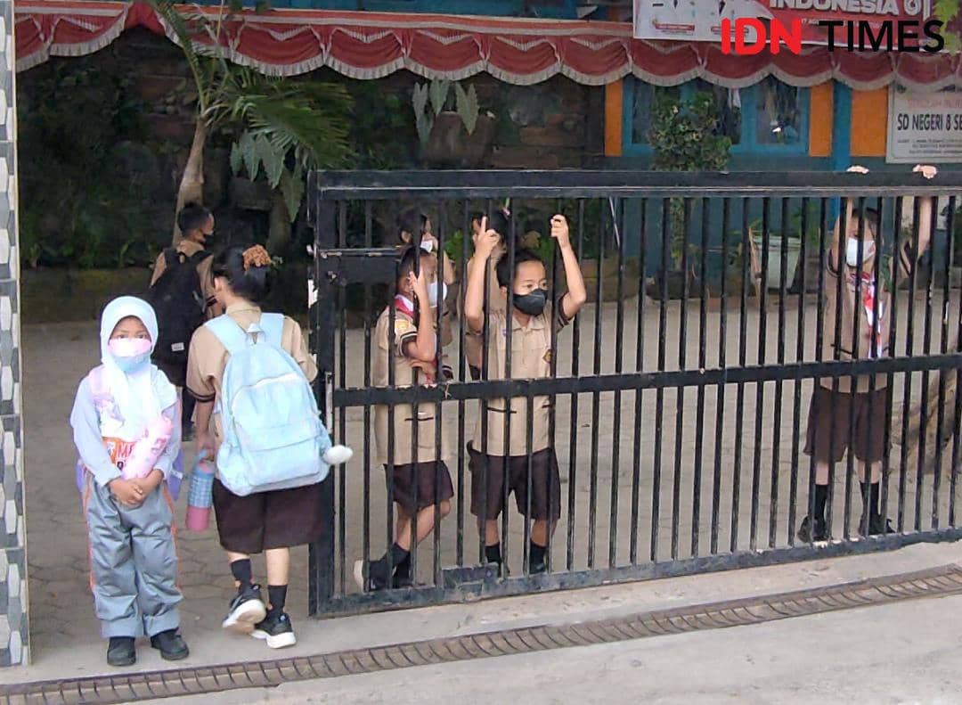Sejumlah siswa SDN 8 Sekayu mengenakan masker saat berangkat ke sekolah untuk mengikuti kegiatan belajar.