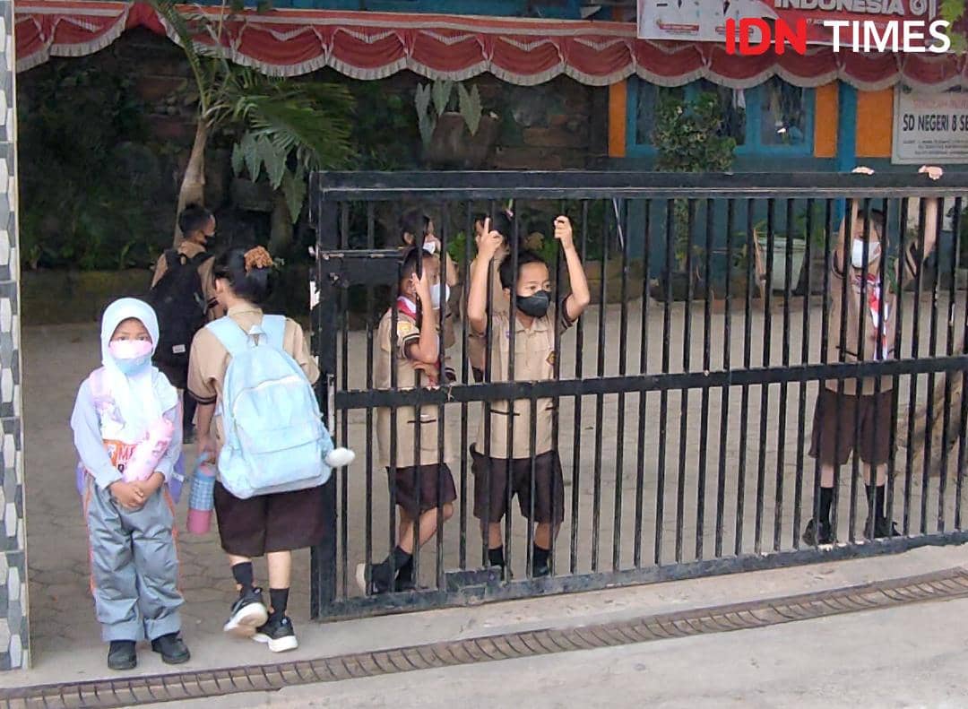 Para siswa di SDN 8 Sekayu mengenakan masker saat pergi sekolah.