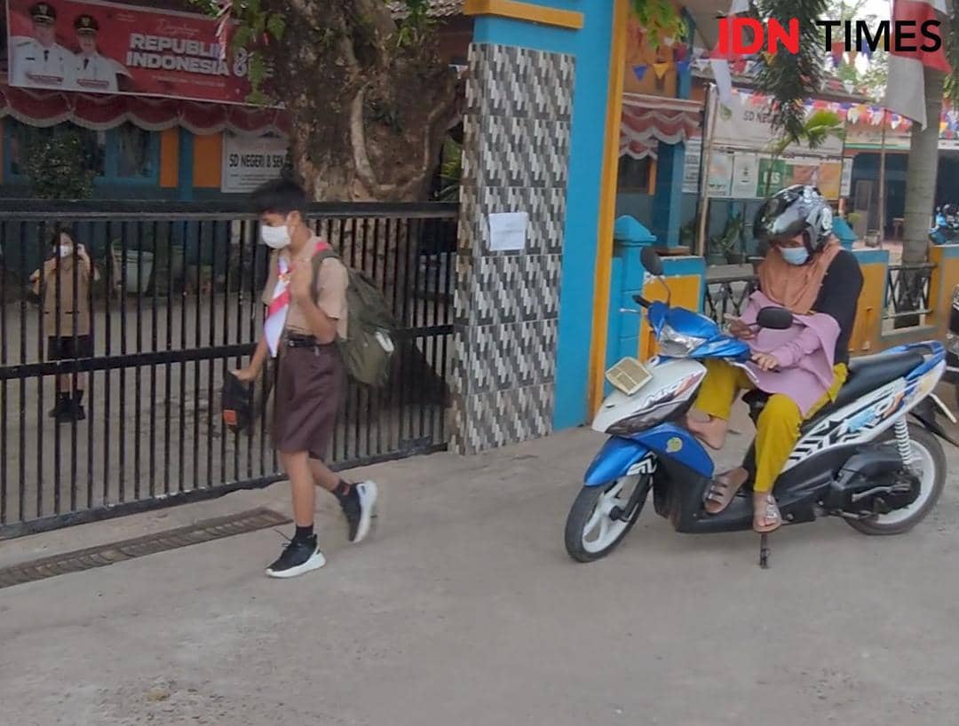 Para siswa di SDN 8 Sekayu mengenakan masker saat pergi sekolah.