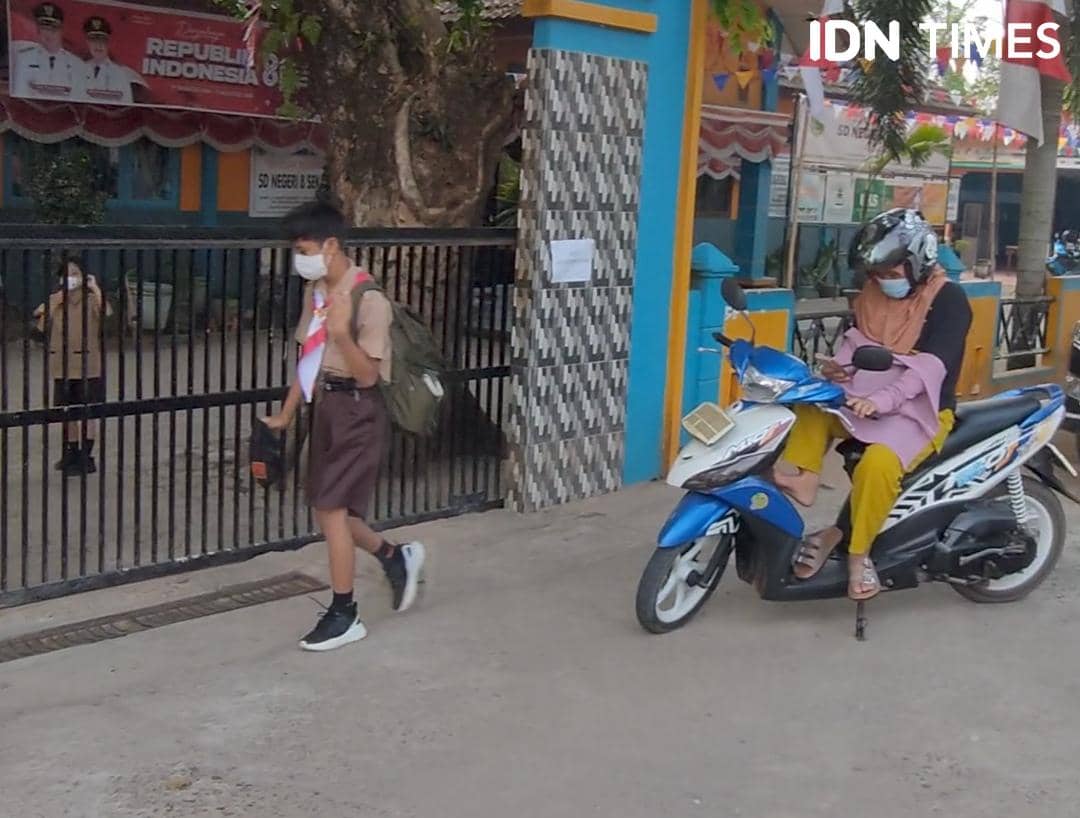 Para siswa di SDN 8 Sekayu mengenakan masker saat pergi sekolah.