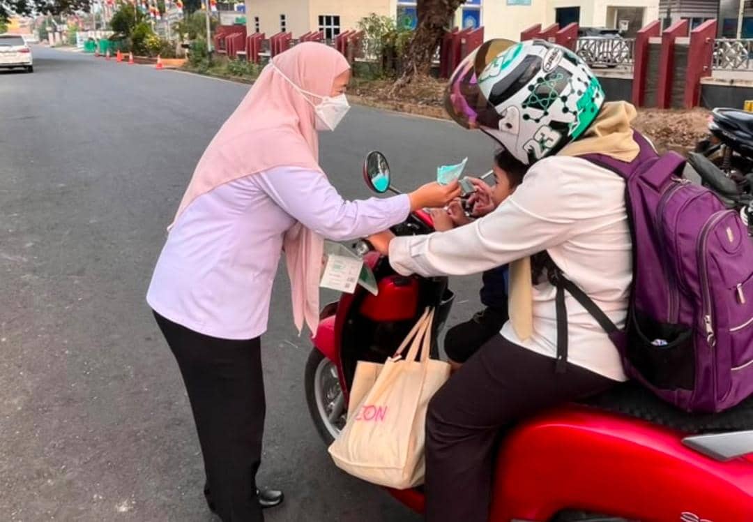 Warga di Sekayu, Kabupaten Muba mulai mengenakan masker saat beraktivitas di luar ruangan karena kabut asap.