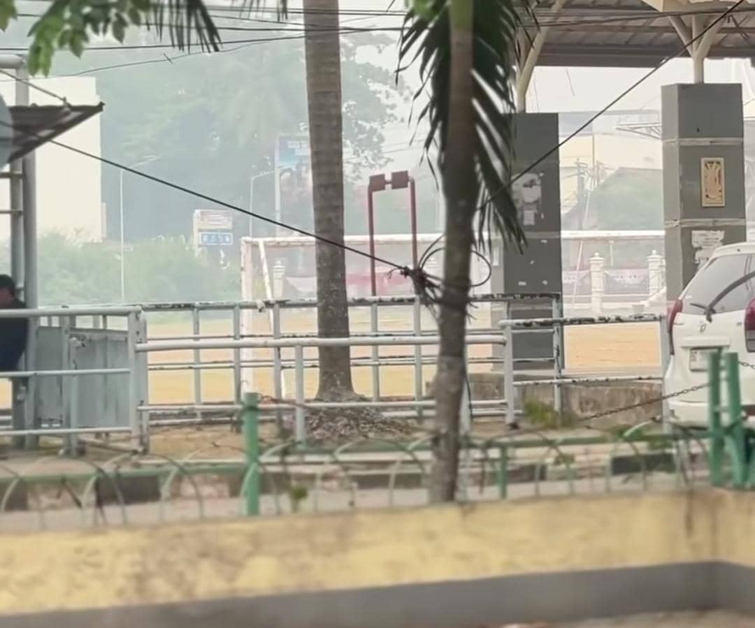 Kawasan kampus Universitas Sriwijaya diselimuti kabut asap tebal, sehingga mahasiswa diimbau mengikuti perkuliahan daring.