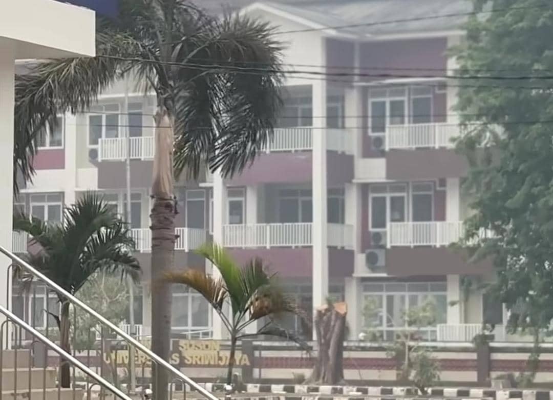 Kondisi kampus Unsri diselimuti kabut asap, mahasiswa diimbau kuliah daring. 