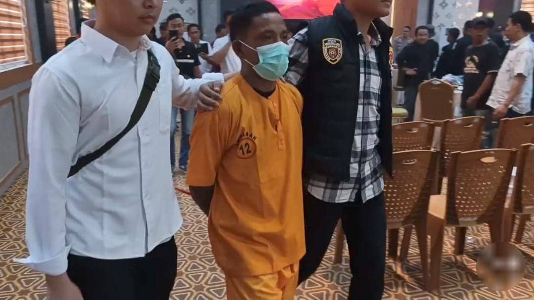 Seorang pelaku pembunuhan di Jirak Jaya menjalani pemeriksaan oleh polisi dalam dokumentasi IDN Times.