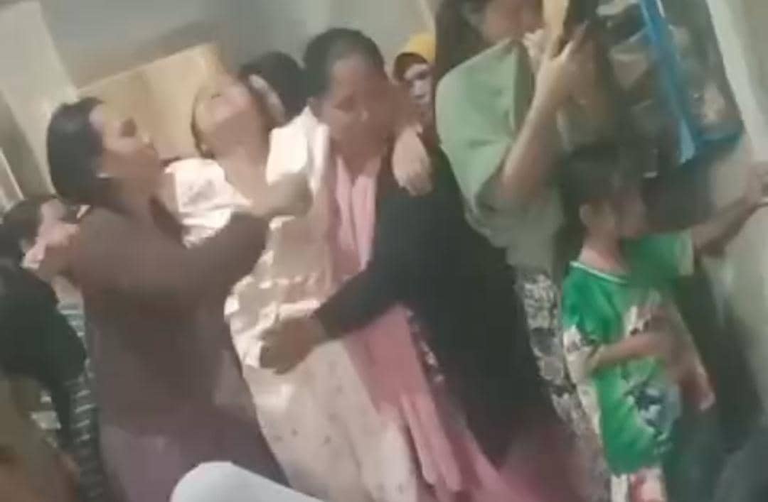 Isak tangis istri dan keluarga korban Andre saat jenazah tiba di rumah duka.