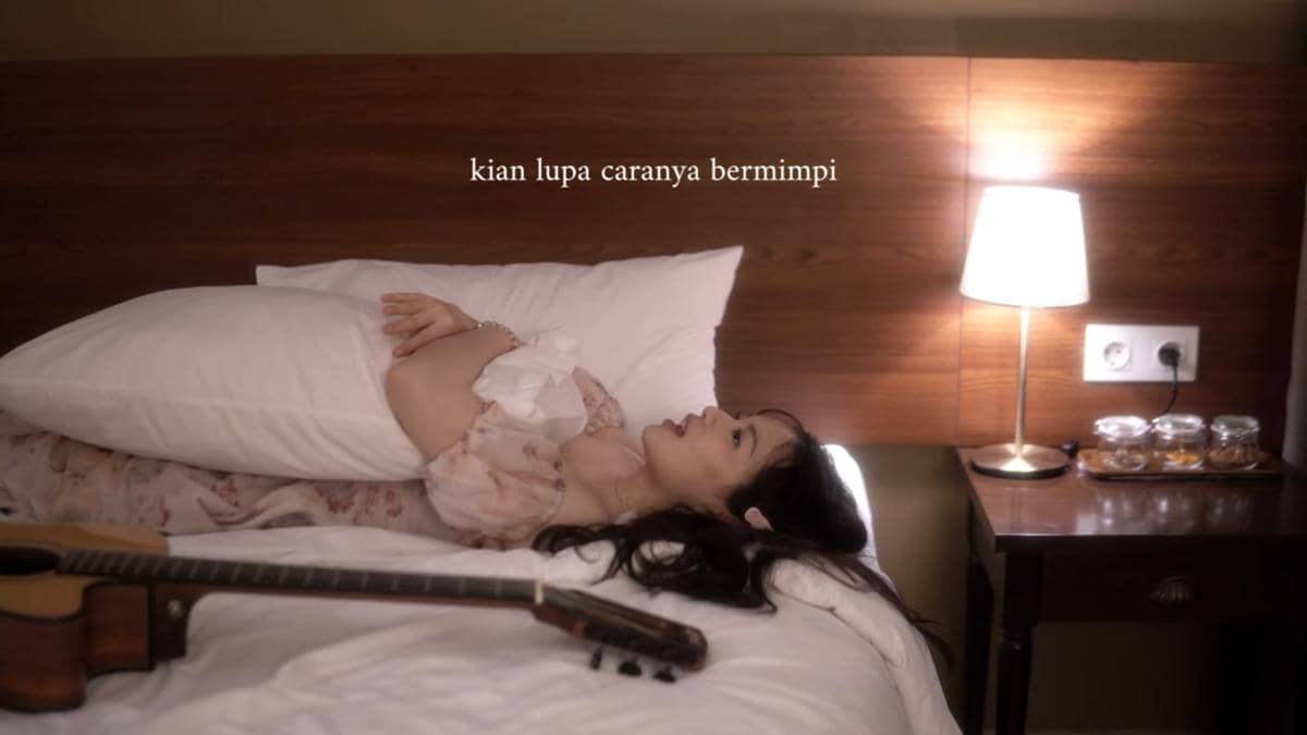 cuplikan video lirik "Merekah"
