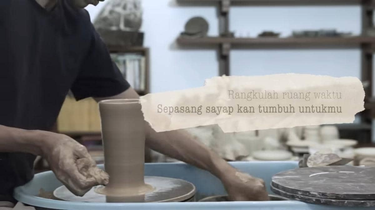 cuplikan video lirik "Nanti"