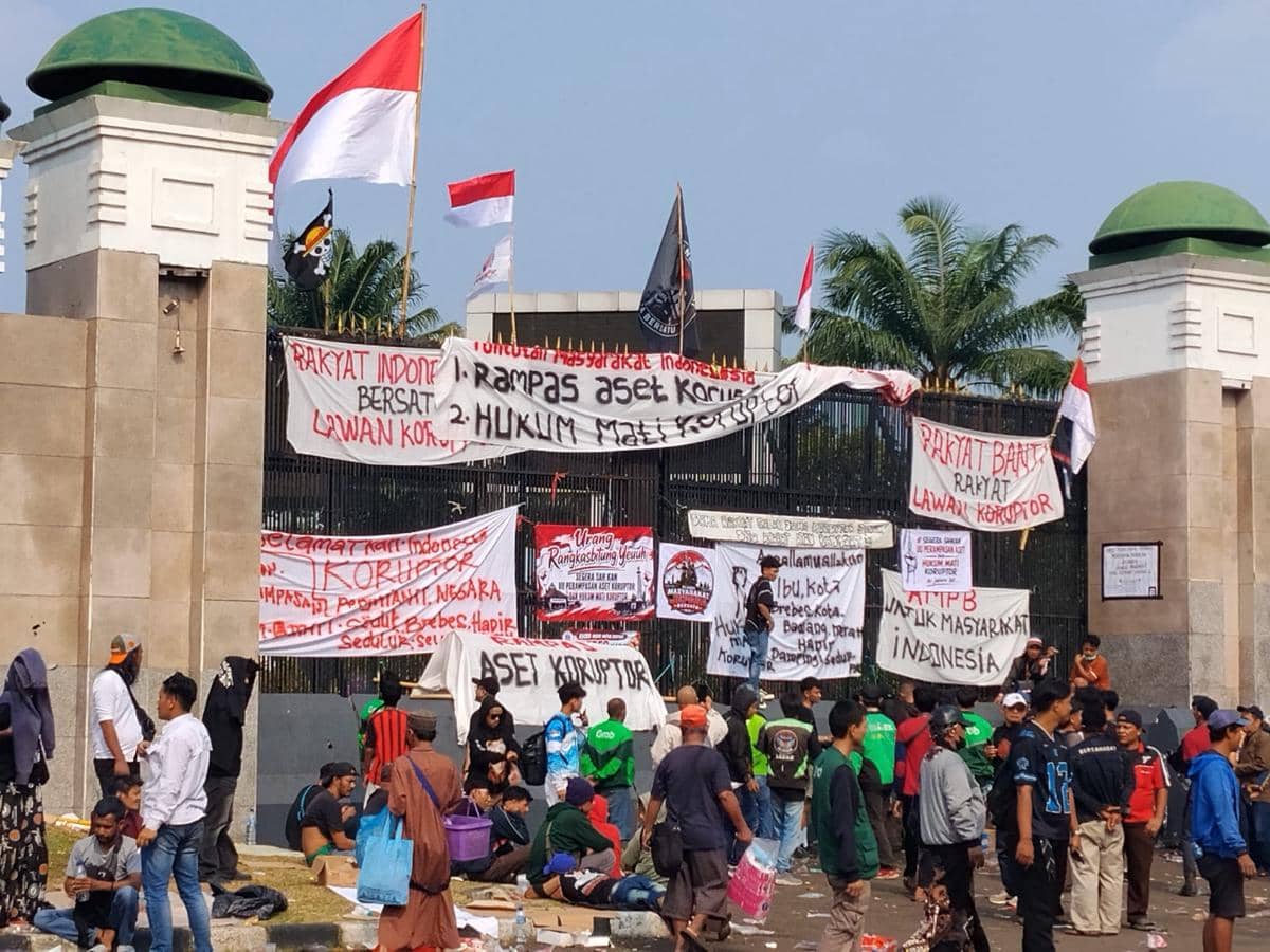 Situasi terkini di depan Gedung DPR RI jelang aksi demonstrasi 27 Agustus 2026.