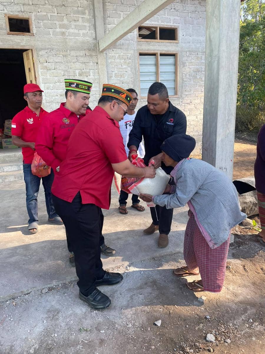 Relawan DPD PDI Perjuangan Sumsel menyalurkan bantuan kemanusiaan bagi korban gempa di Manggarai dan Manggarai Timur, NTT.