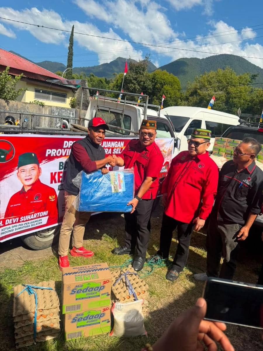 Tempuh 4,5 Jam Lewati Pegunungan, PDIP Sumsel Salurkan Bantuan Gempa NTT
