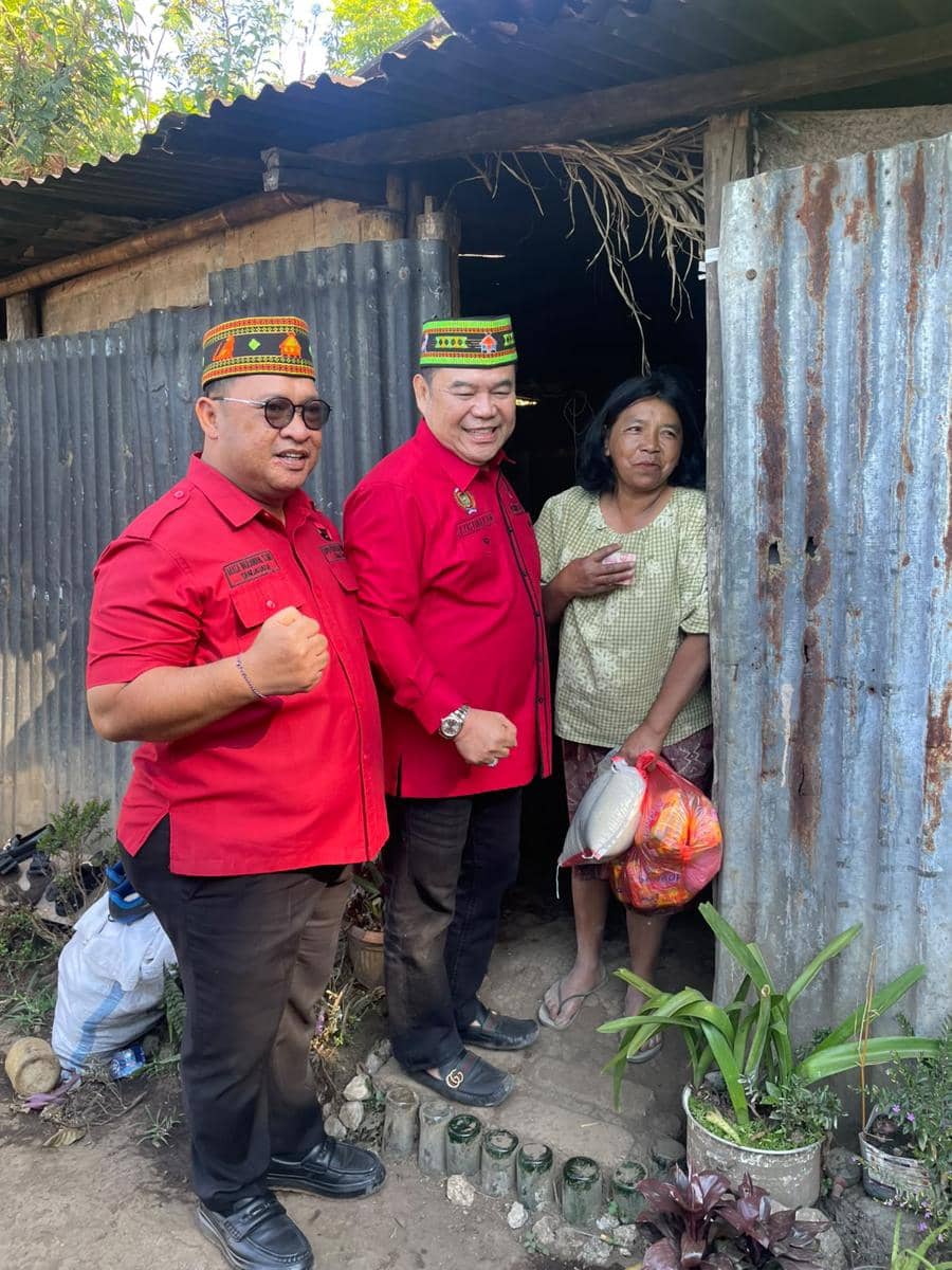 Relawan DPD PDI P Sumsel menyerahkan bantuan kemanusiaan bagi korban gempa di Manggarai dan Manggarai Timur, NTT.
