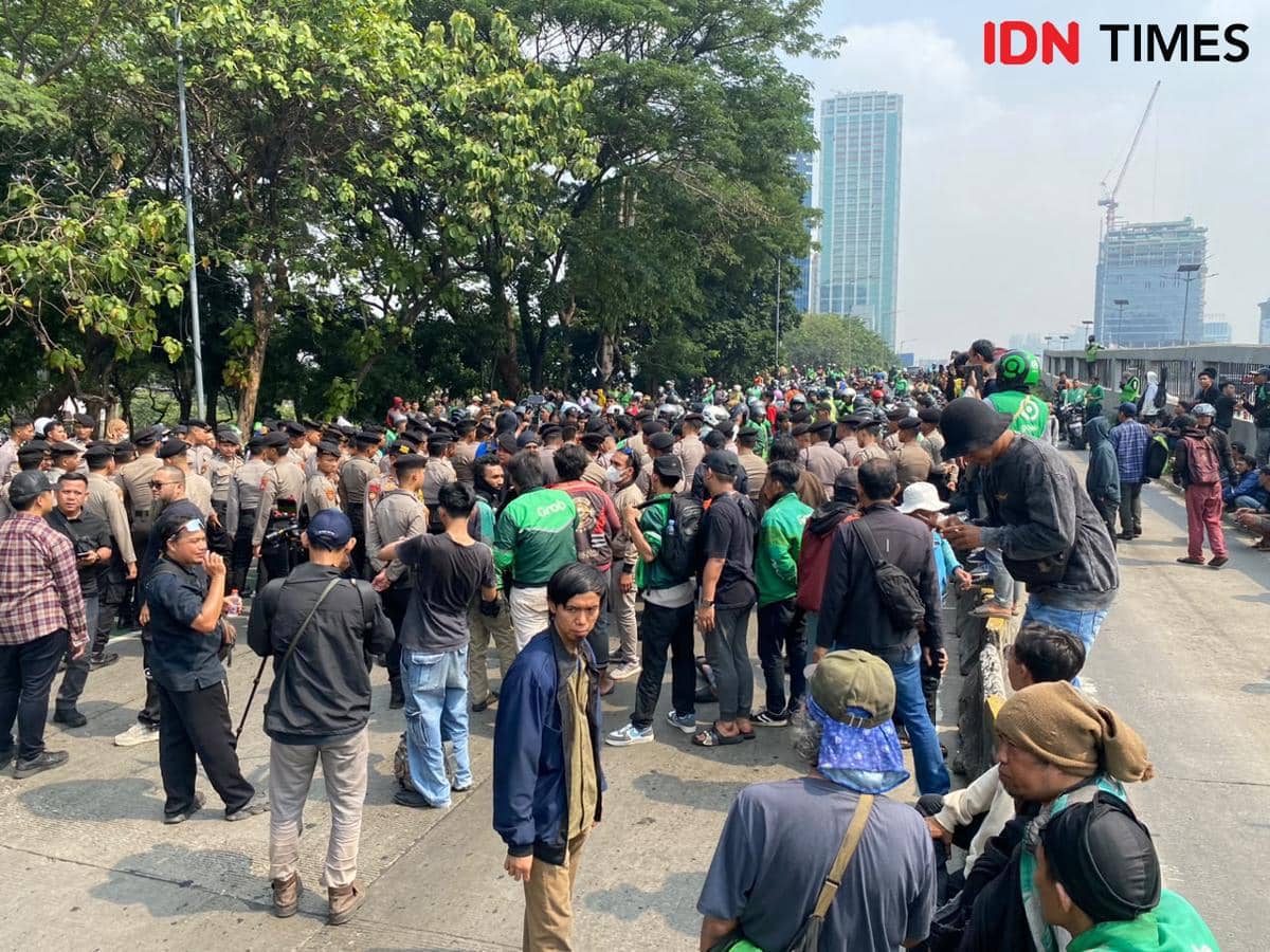 Diadang Aparat, Massa Ojol Debat dengan Polisi saat Menuju DPR
