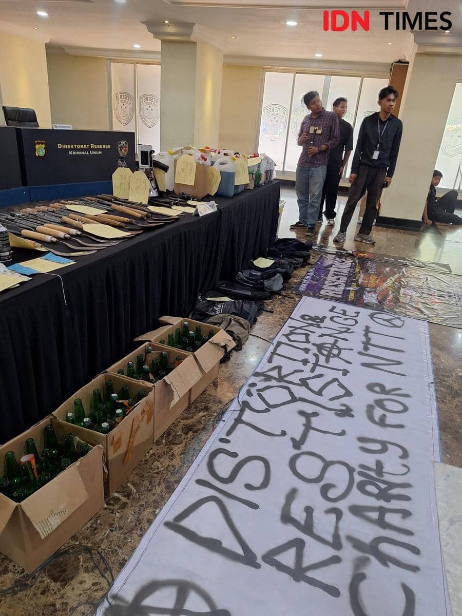Polda Metro Jaya amankan 201 Molotov, Bensin, hingga Sajam jelang aksi demo di DPR/MPR RI, Kamis (27/8/2026). (IDN Times/Lia Hutasoit)
