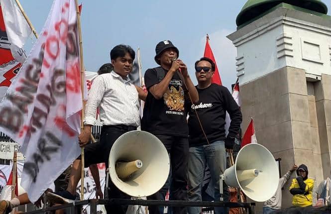 Aliansi Masyarakat Pati Bersatu (AMPB) dalam aksi demo 27 Agustus di depan Gedung DPR RI. (IDN Times/Irfan Fathurohman)