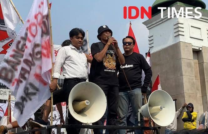 Aliansi Masyarakat Pati Bersatu (AMPB) dalam aksi demo 27 Agustus di depan Gedung DPR RI. (IDN Times/Irfan Fathurohman)