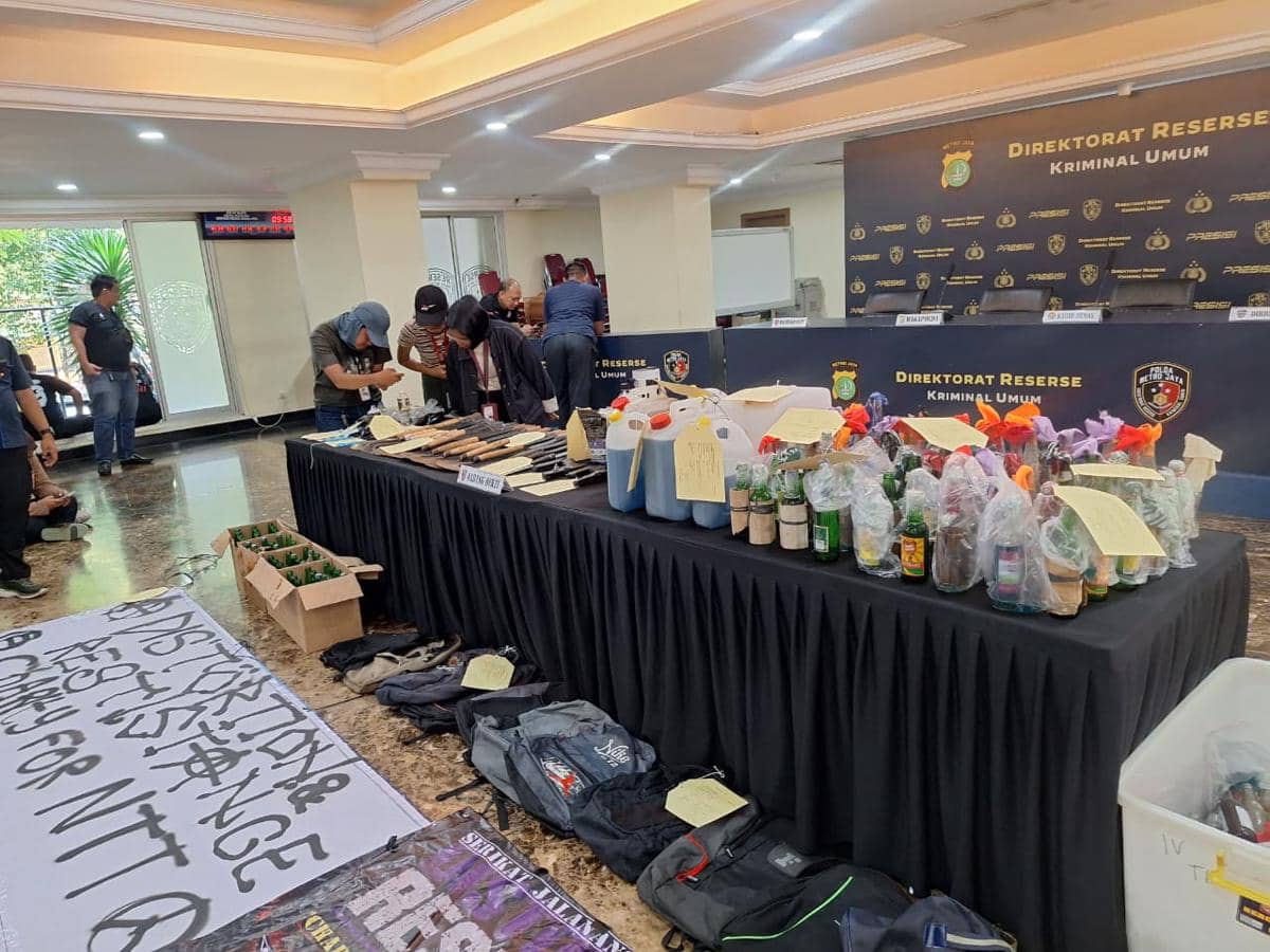 Polda Metro Jaya menggelar konferensi pers hasil penangkapan dan perampasan barang bukti dari terduga anarko, di antaranya bom molotof dan s