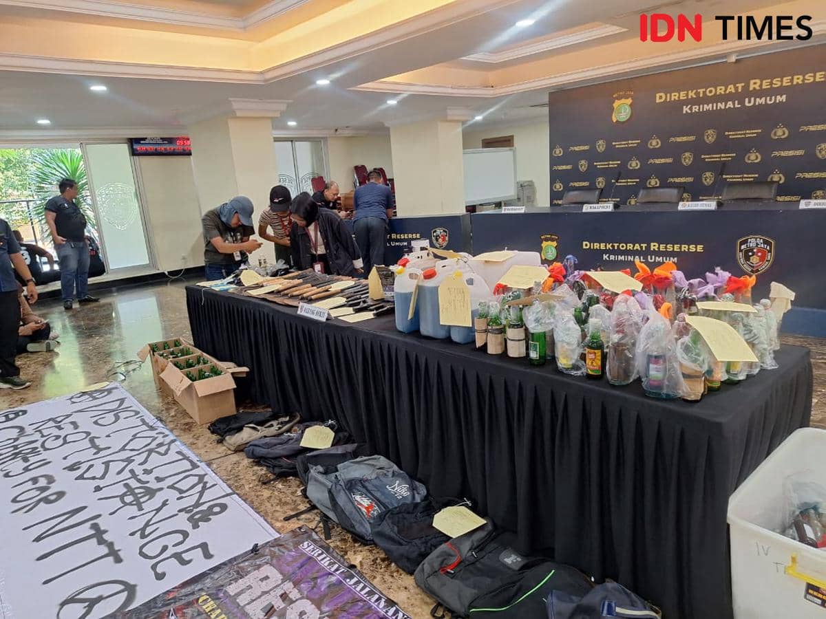Polda Metro Jaya menggelar konferensi pers hasil penangkapan dan perampasan barang bukti dari terduga anarko, di antaranya bom molotof dan s