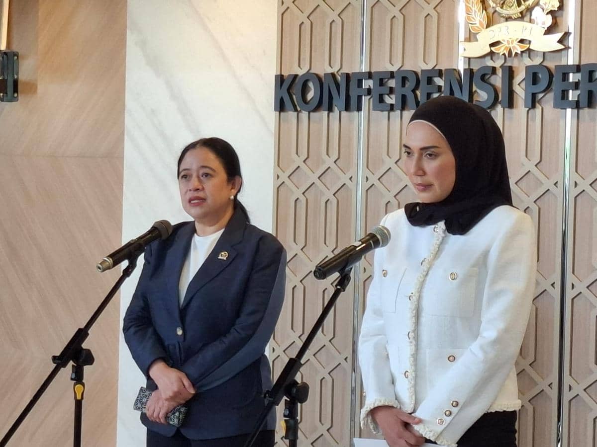 Ketua DPR Puan Maharani (kiri) dan Wakil Ketua DPR Sari Yuliati (kanan) dalam jumpa pers di Gedung DPR.
