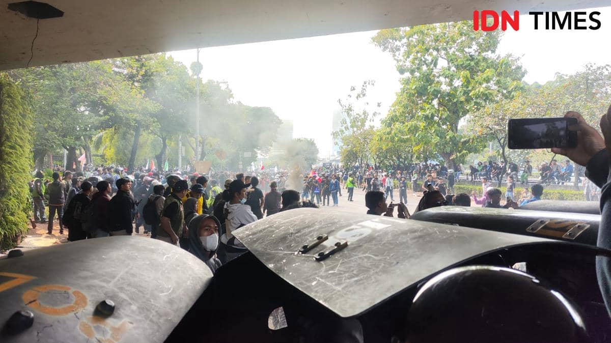 Massa Demo DPR Mulai Bakar Ban di Kolong Flyover Gerbang Pemuda Senayan