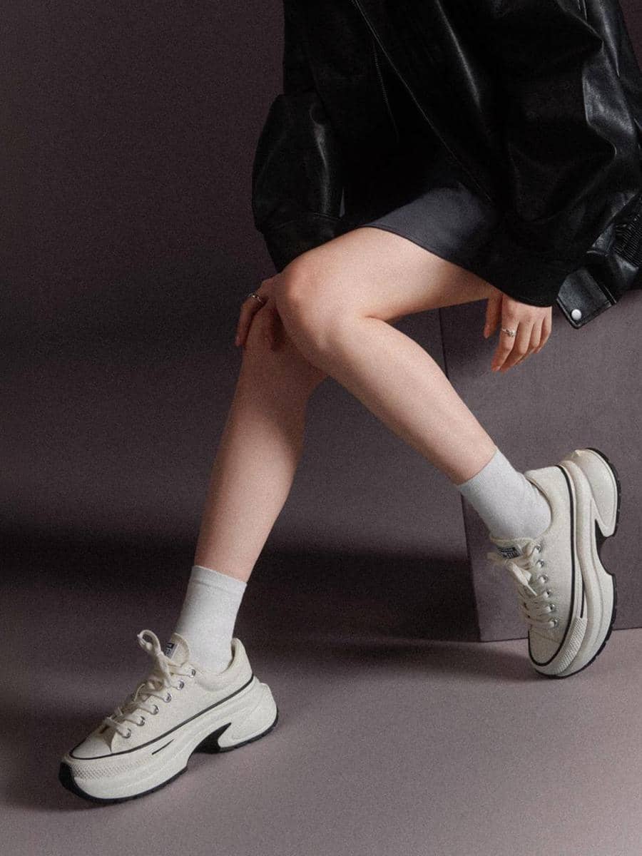 KARINA aespa mengenakan Converse Run Star Crush sebagai pelengkap gaya feminin dengan sentuhan bold dan autentik.