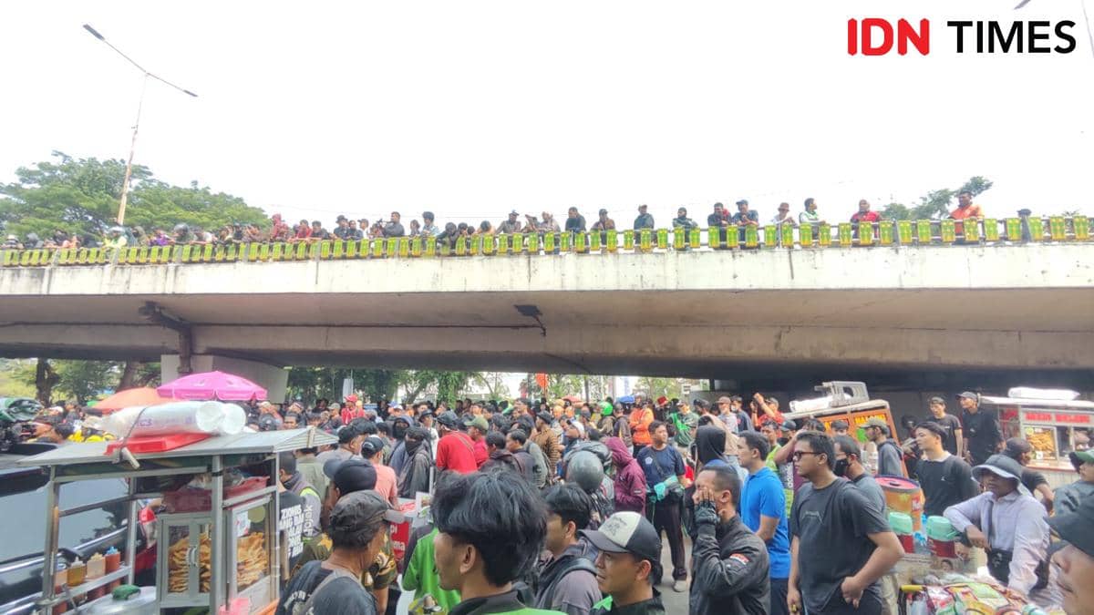 Demo di Flyover Slipi Ricuh, Massa Berusaha Tembus Blokade Polisi ke DPR
