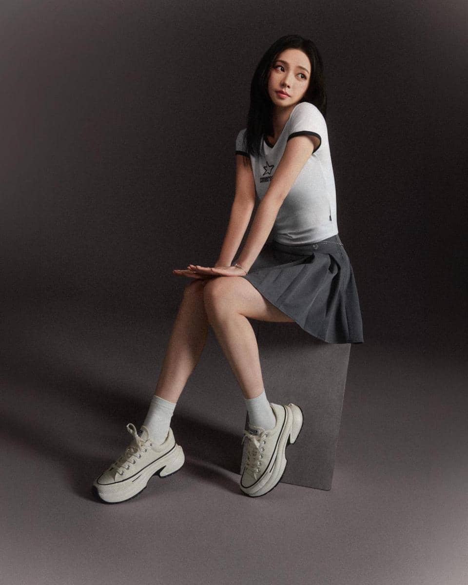 KARINA aespa mengenakan Converse Run Star Crush dalam gaya sporty feminin bernuansa edgy untuk tampilan kasual.