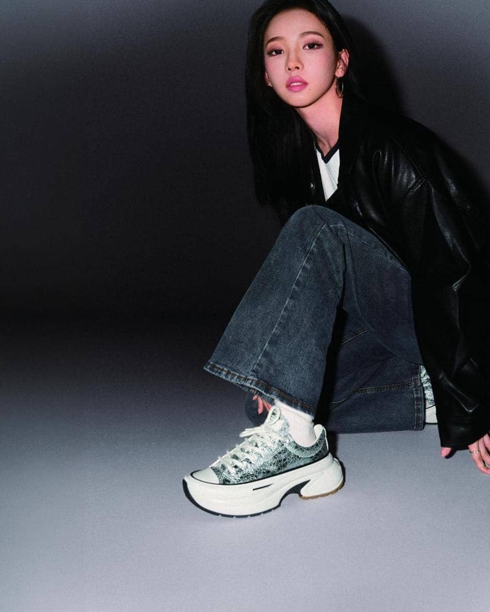 KARINA aespa berpose mengenakan Converse Run Star Crush berdesain chunky dengan gaya busana bold dan fashion-forward.