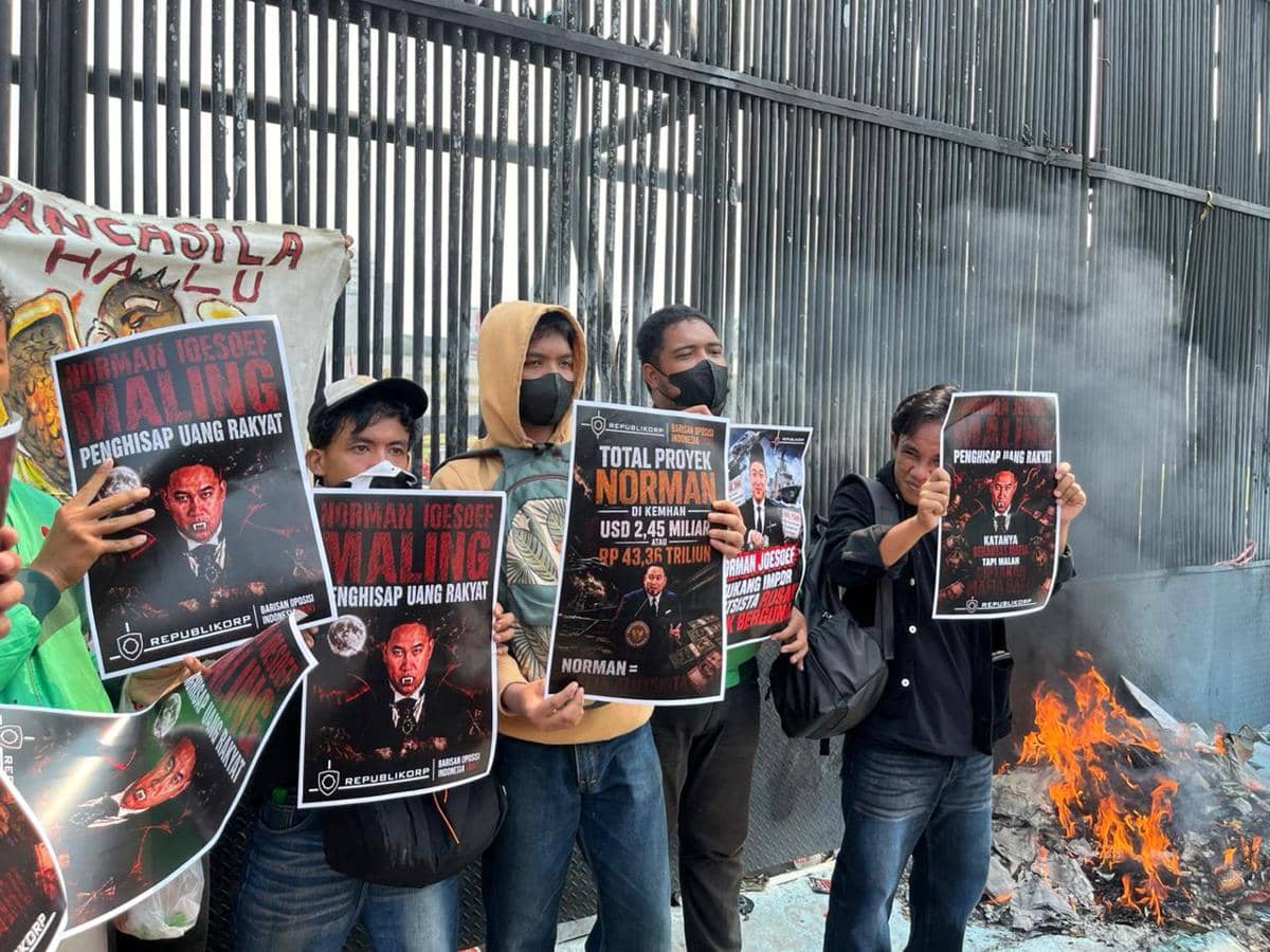Poster Norman Joseph Muncul di Tengah Demo Depan DPR.