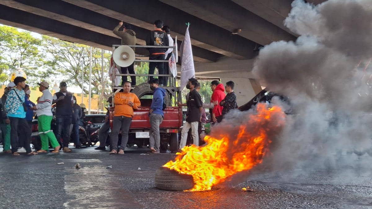 Massa Federasi Serikat Pekerja Maritim Indonesia (FSPMI) Kota Makassar menggelar aksi unjuk rasa di Flyover Jalan AP Pettarani, Makassar, Kamis (27/8/2026). (IDN Times/Darsil Yahya)