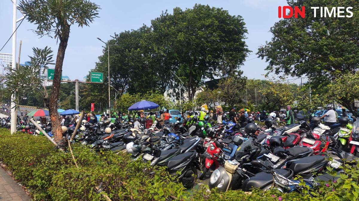 Jalan di Depan Senayan Park Berubah Jadi Parkiran Motor Massal