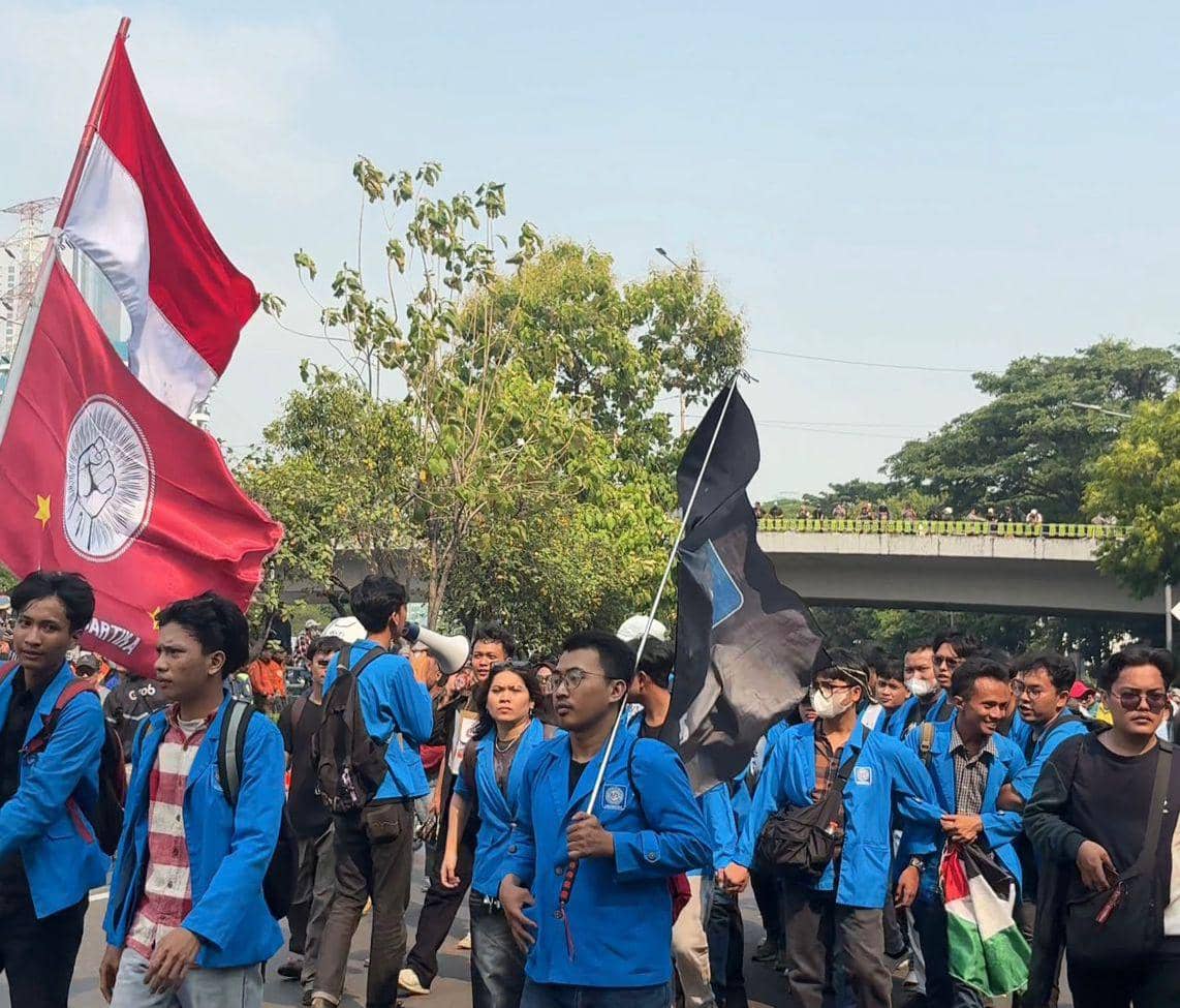 Momen mahasiswa berdatangan menuju Gedung DPR RI dalam aksi demo 27 Agustus, Kamis (27/8/2026).