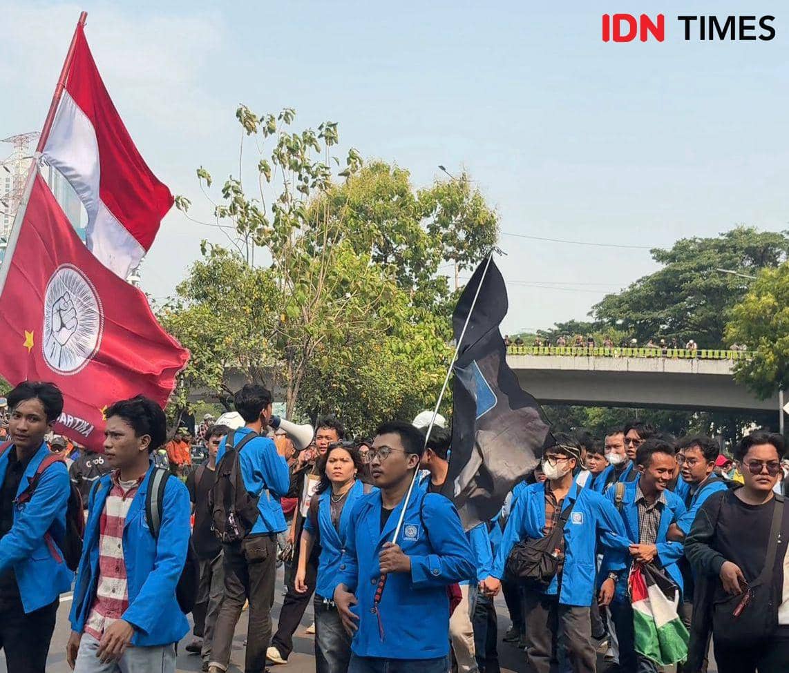 Panas! Mahasiswa dan Massa Aksi Padati Depan Gerbang DPR RI