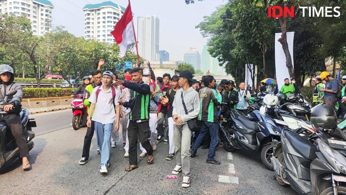 Pelajar Ikut Demo di DPR, Datang Bawa Bendera Sambil Nyanyi