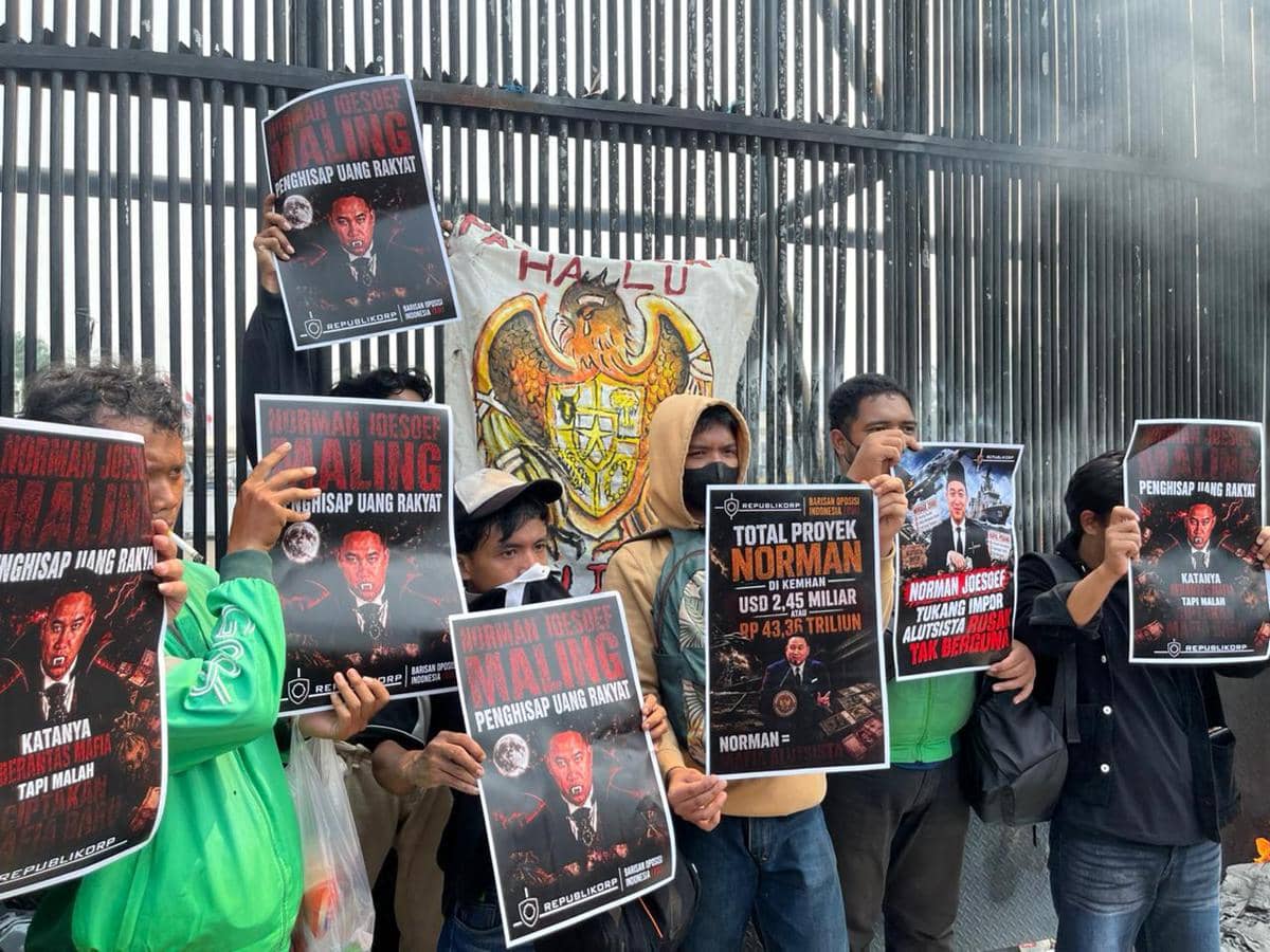 Poster Norman Joseph Muncul di Tengah Demo Depan DPR.