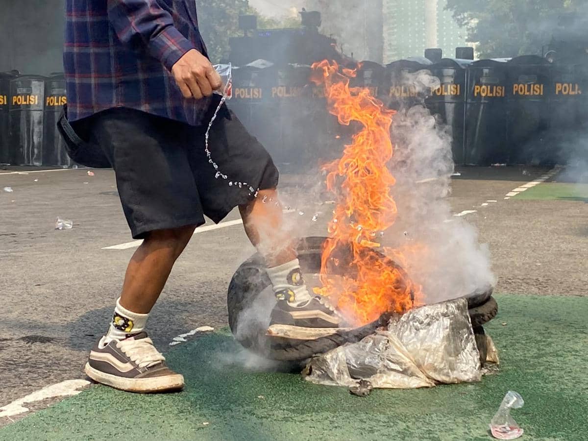 Massa aksi membakar ban saat demonstrasi di sekitar Gedung DPR RI, Jakarta, Kamis (27/8/2026). 