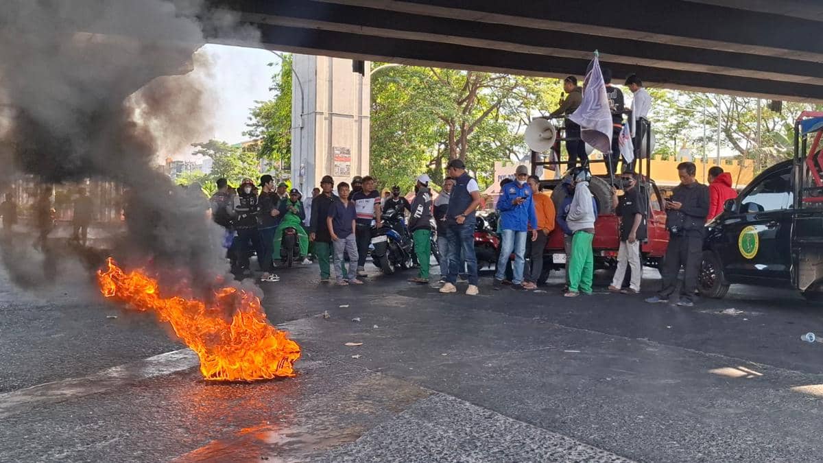 Bakar Ban di Jalan, Buruh Makassar Desak Prabowo-Gibran Mundur