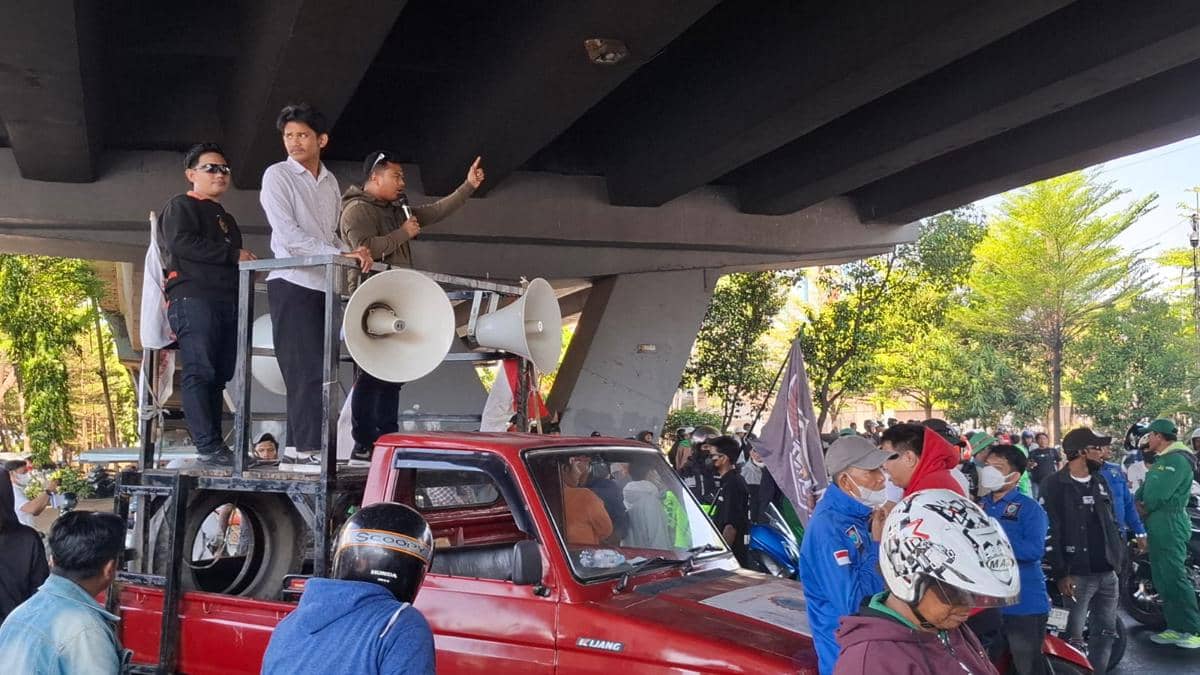 Massa Federasi Serikat Pekerja Maritim Indonesia (FSPMI) Kota Makassar menggelar aksi unjuk rasa di Flyover Jalan AP Pettarani, Makassar, Kamis (27/8/2026). (IDN Times/Darsil Yahya)