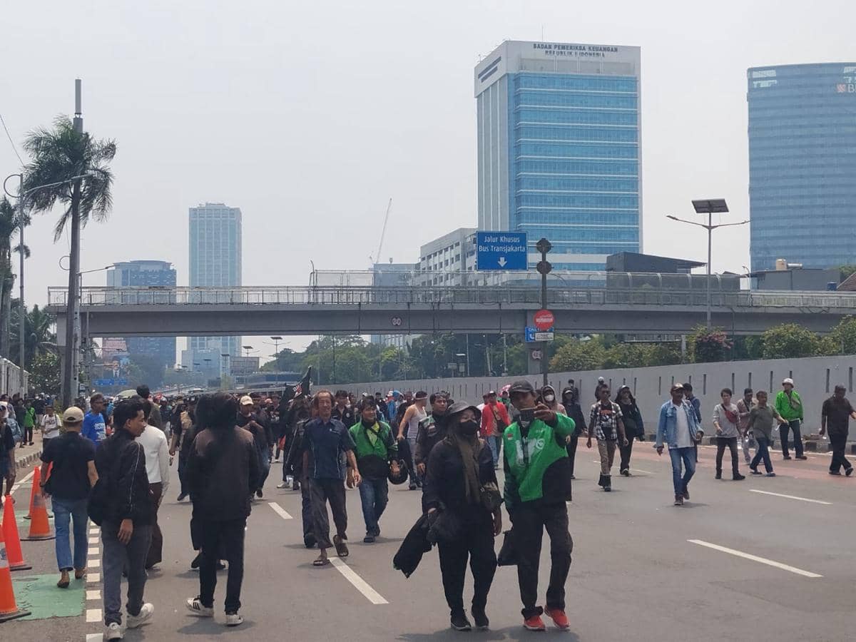 Massa Aliansi Masyarakat Pati Bersatu (AMPB) akhiri unjuk rasa di depan Gedung DPR/MPR RI, Senayan, Jakarta, Kamis (27/8/2026).