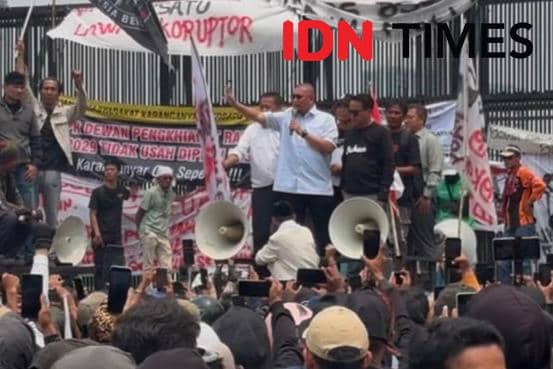 Sejumlah Anggota DPR Temui Massa AMPB di Depan Jalan Gatot Subroto