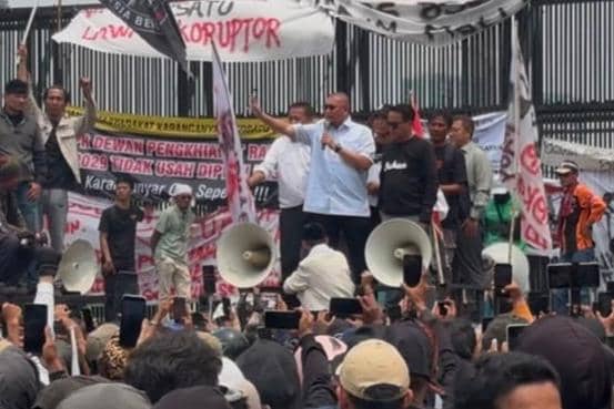 Sejumlah Anggota DPR Temui Massa AMPB di Depan Jalan Gatot Subroto