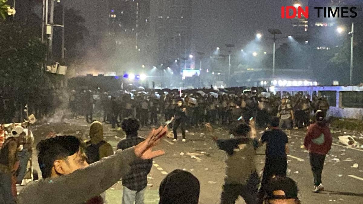 Polisi Pukul Mundur Massa Aksi di Depan DPR