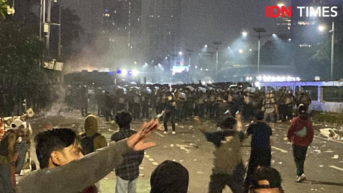 Polisi Bubarkan Massa di Flyover Ladokgi, Tol Slipi Disisir Brimob